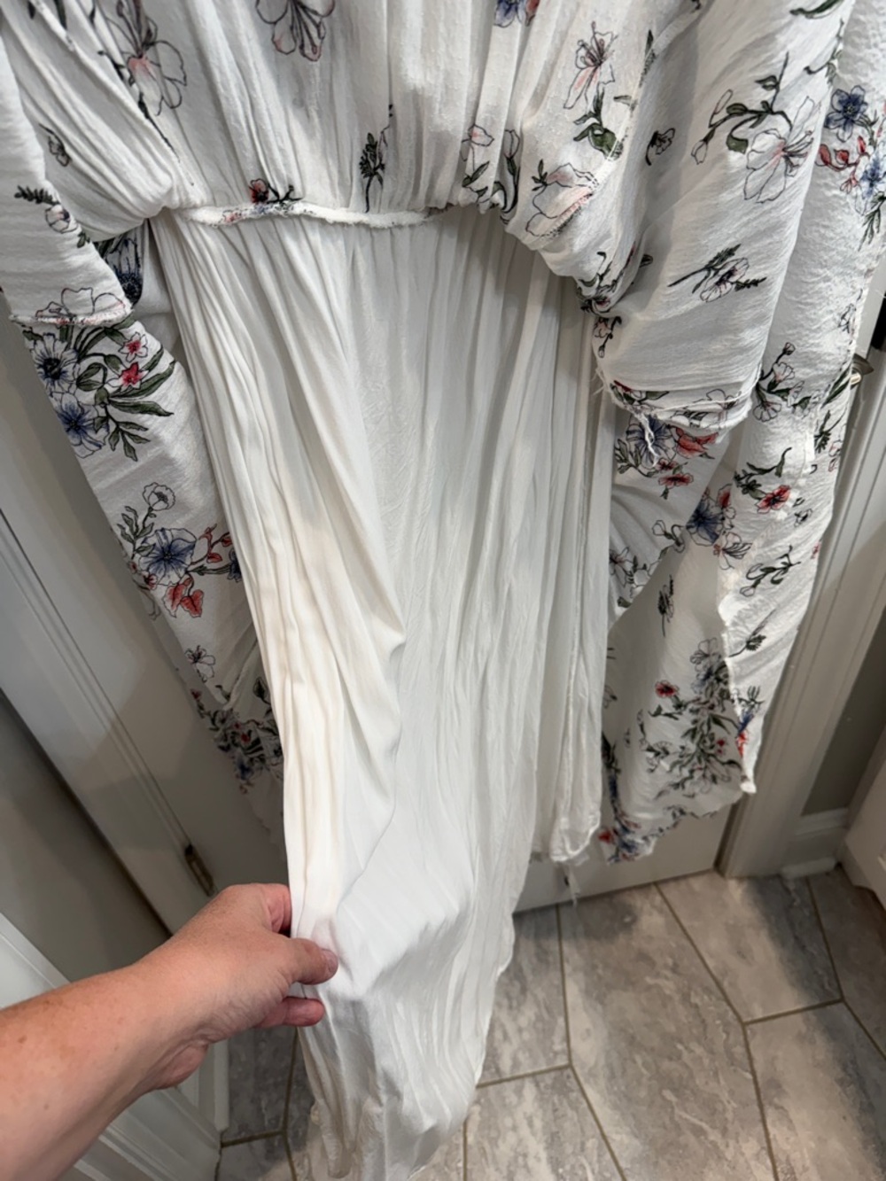 Lulu’s White Floral Maxi Dress with criss cross Tie Waist - Picture 5 of 8